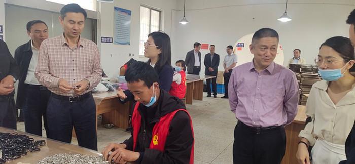 省残联来淮调研组联2_副本.jpg