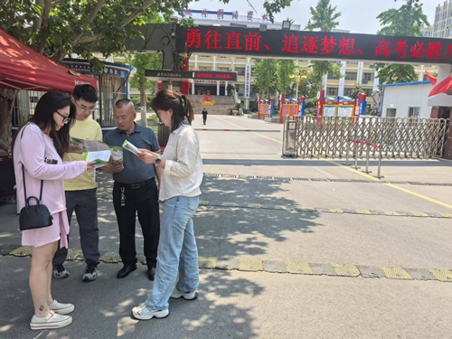 涟水县至学校门口开展残疾学生教育补贴宣传工作_副本.jpg
